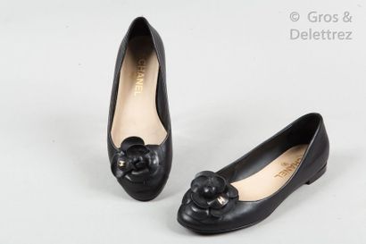 CHANEL *Pair of black lambskin leather ballerinas, upper decorated with a camellia...