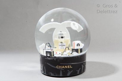 CHANEL *Motorized XL snowball, black resin base, inside a large red bottle n°5, preceding...