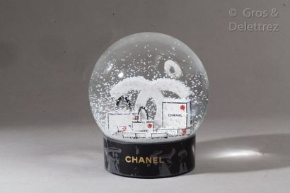 CHANEL *Snowball with the White Glitter House logo in a gift box. Original box. Hauteur :...