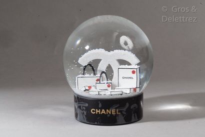 CHANEL *Snowball with the White Glitter House logo in a gift box. Original box. Hauteur :...