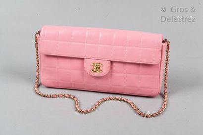 CHANEL Circa 2002

*Baguette bag " East West " 26cm in pink lamb leather with stitching...