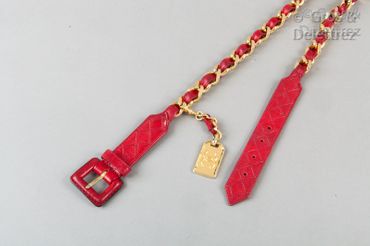 CHANEL Chain belt in gilded metal, interlaced with red lambskin leather, continued...