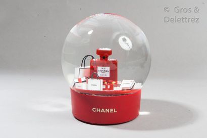 CHANEL *Motorized XL snowball, base in red resin, inside featuring an important red...