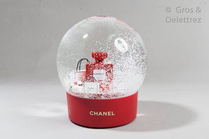 CHANEL *Boule de neige XL motorisée, base en résine rouge, intérieur figurant un...