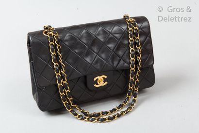 CHANEL *Bag " Classique " 25cm in black quilted lamb leather, golden metal CC clasp...