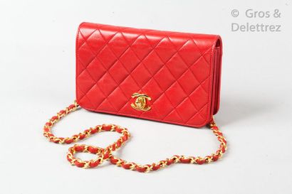 CHANEL *19cm red quilted lamb leather bag, gold plated metal clasp " CC " on a flap,...