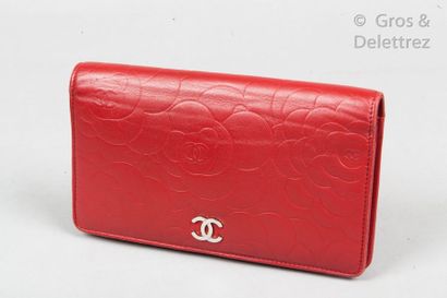 CHANEL Circa 2010 Wallet in red lamb leather with camellia motif, surmounted by the...