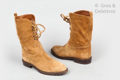 CHANEL *Paire de boots lacées en veau velours Camel, semelles en caoutchouc. T.8...