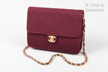 CHANEL *Sac 22cm en jersey bordeaux à surpiqûres matelassées, fermoir «?CC?» en métal...