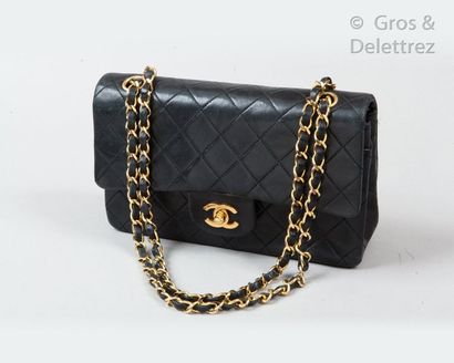 CHANEL *Bag " Classique " 23cm in black padded lamb leather, golden metal CC clasp...