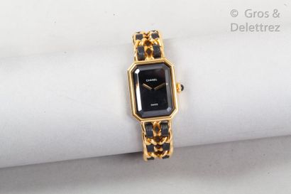 CHANEL SWISS MADE N°U.R.66916

*Watch " Première " gold-plated, 20mm black dial,...