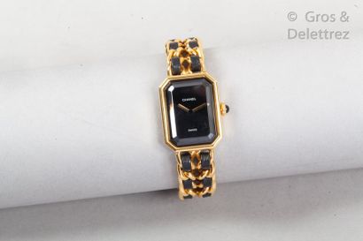 CHANEL SWISS MADE N°U.R.66916	

*Montre «?Première?» plaqué or, cadran noir 20mm,...