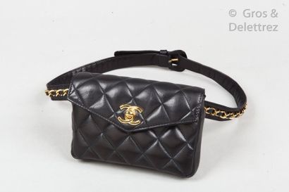 CHANEL * 16cm belt pouch in black quilted lamb leather, " CC " golden metal clasp...