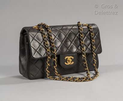 CHANEL *Sac «?Classique?» 23cm en cuir agneau matelassé noir, fermoir «?CC?» en métal...