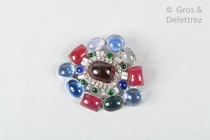 CHANEL par Robert Goossens Circa 1960	

*Broche en métal argenté et cabochons en...