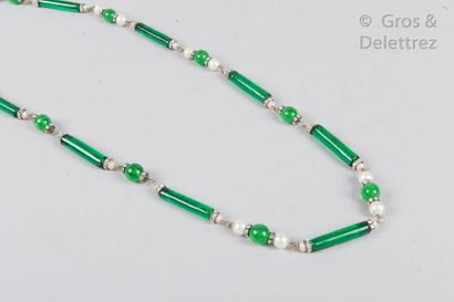 CHANEL par Robert Goossens Circa 1960

*Long necklace of stick pearls and glass paste...