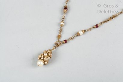 CHANEL par Robert Goossens Circa 1960

Necklace chain in golden metal, interspersed...