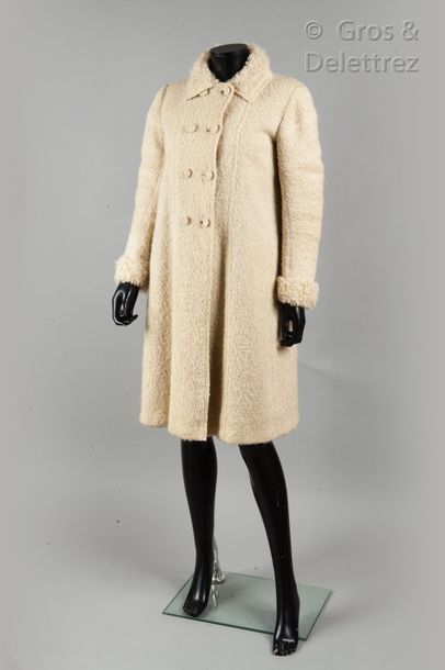 CHANEL haute couture n°13360 Circa 1960 *White tweed coat, Kalgan lining in the same...
