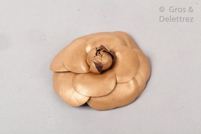 CHANEL Brooch " Camélia " in old gold metallic lamb leather. Signed on plate. Diamètre :...