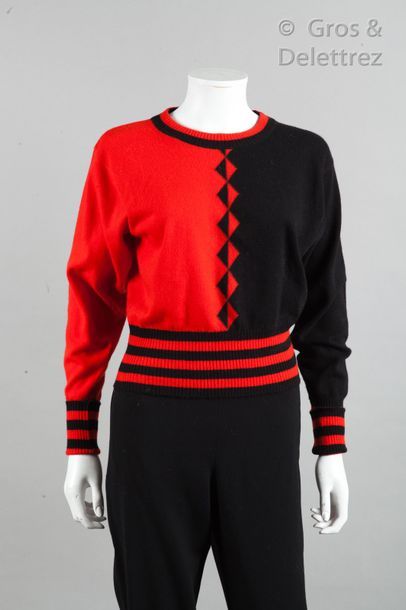 CHANEL par Karl LAGERFELD Circa 1989

*Sweater in 100 % black cashmere, red with...