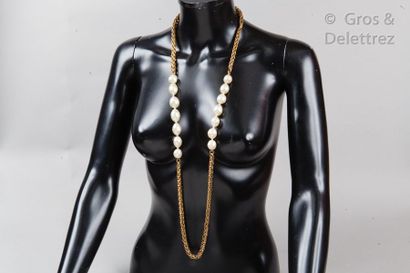 CHANEL par Karl LAGERFELD *Spring/Summer 1985 Spring/Summer Ready-to-Wear Collection

Necklace...