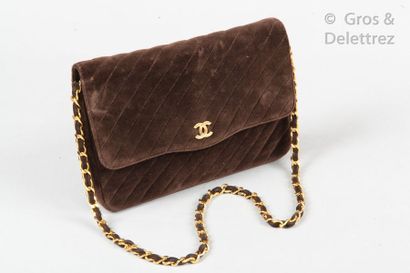 CHANEL Circa 1980 *Brown velvet bag 22cm with diagonal stitching, clip clasp on flap...