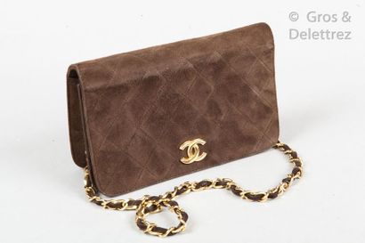 CHANEL Circa 1980 *Bag 19cm in coffee quilted lambskin velvet, snap closure on flap,...
