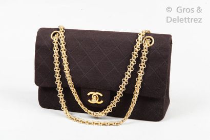 CHANEL Circa 1986

*Bag " Classique " 25cm in black quilted jersey, golden metal...