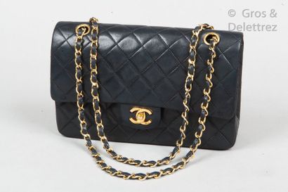 CHANEL Circa 1987

*Bag " Classique " 25cm in black quilted lamb leather, golden...