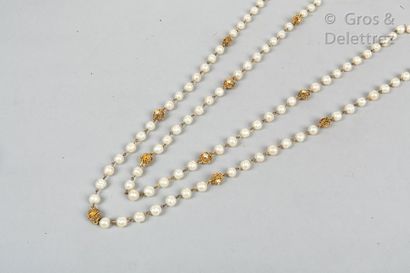 CHANEL par Karl LAGERFELD Circa 1988 *Necklace of white baroque imitation pearls...
