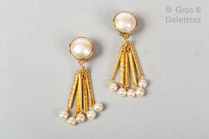 CHANEL par Karl LAGERFELD Circa 1989

*Pair of gilded metal earrings, clip decorated...