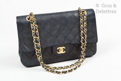 CHANEL Circa 1990

*Bag " Classique " 25cm in black quilted lamb leather, golden...