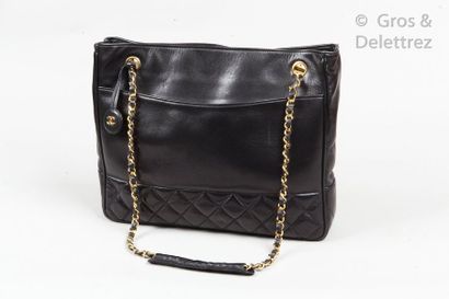 CHANEL Circa 1990 *Black lambskin leather bag 32cm, partially padded, snap fasteners,...