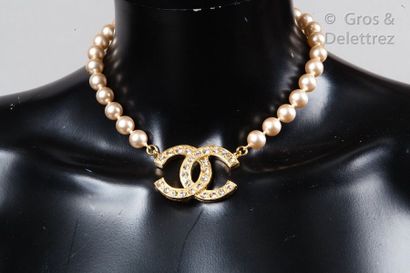 CHANEL par Karl LAGERFELD Circa 1990	

*Ras-de-cou de perles blanches baroque d’imitation,...