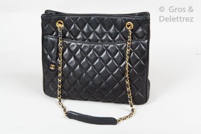 CHANEL Circa 1990 *Black quilted lambskin leather tote bag, double leather interlaced...