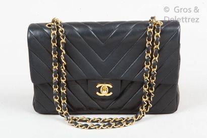 CHANEL Circa 1990

*Bag " Classique " 25cm in black lambskin leather with herringbone...