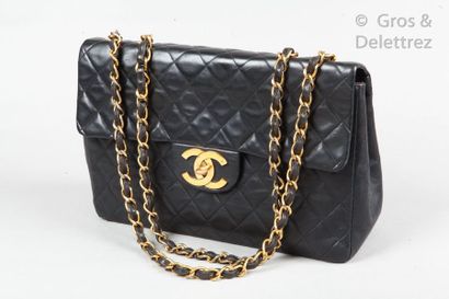CHANEL Circa 1990

*Bag " Maxi Jumbo " 33cm in black quilted lamb leather, clasp...