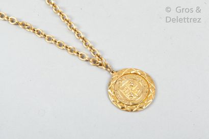 CHANEL Circa 1990 *Golden metal chain necklace holding a circular pendant. Signe...