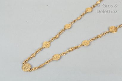 CHANEL par Karl LAGERFELD *Sautoir chaîne en métal doré entrecoupée de médaillons...