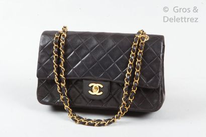 CHANEL Circa 1992

*Bag " Classique " 25cm in black quilted lamb leather, golden...
