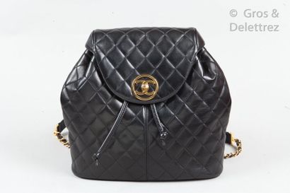 CHANEL Circa 1992

*Black quilted lambskin leather backpack 31cm, closing by a sliding...