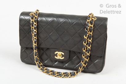 CHANEL Circa 1992

*Bag " Classique " 25cm in black quilted lamb leather, golden...