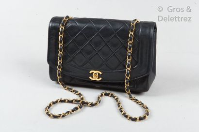 CHANEL Circa 1992

*Bag " Diana " 25cm in black lambskin leather partially padded,...