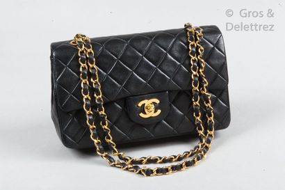 CHANEL Circa 1992

*Bag " Classique " 23cm in black quilted lamb leather, golden...
