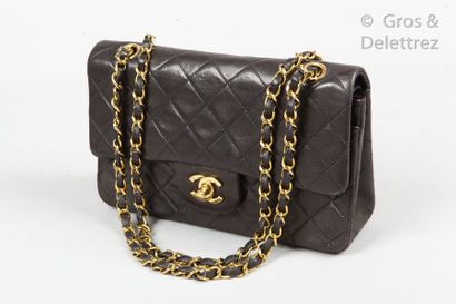 CHANEL Circa 1992

*Bag " Classique " 23cm in black quilted lamb leather, golden...
