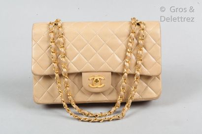 CHANEL Circa 1993

*Bag " Classique " 25cm in beige quilted lambskin leather, golden...