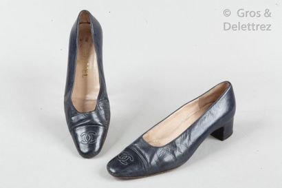 CHANEL Pair of ballerinas in navy lambskin leather, stitched toes with the House...