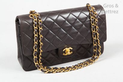 CHANEL Circa 1995

*Bag " Classique " 25cm in black quilted lamb leather, golden...