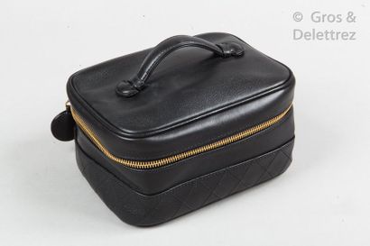 CHANEL Circa 1996 *Vanity 20cm black lambskin leather partially padded, zipper, handle....