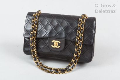 CHANEL Circa 1995

*Bag " Classique " 23cm in black quilted lamb leather, golden...